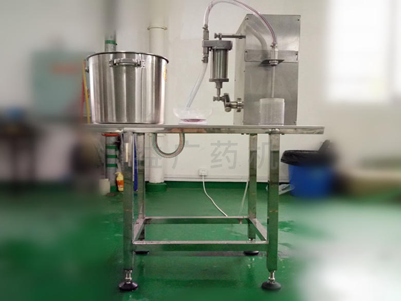 500ml液體定量灌裝機(jī) 500ml液體定量灌裝機(jī)