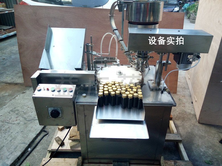 玻璃瓶灌裝軋蓋一體機(jī)實(shí)拍 玻璃瓶灌裝軋蓋一體機(jī)實(shí)拍